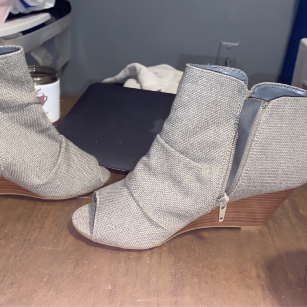 Open toe pumps